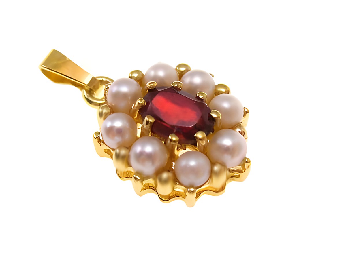 Goldanhänger mit Granat und Zuchtperlen. Der Anhänger hat einen ovalen Granat in der Mitte, umgeben von zarten, cremefarbenen Perlen, hergestellt von Juwelier Harnisch.