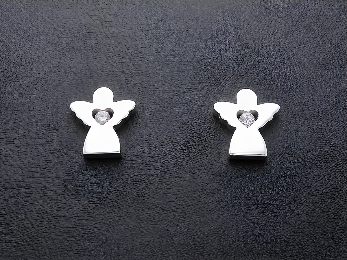 Silber Ohrstecker in Form von Engeln mit Herz und einem weißen Zirkonia, niedlich gestaltet, ideal für Kinder, Hersteller Juwelier Harnisch.
