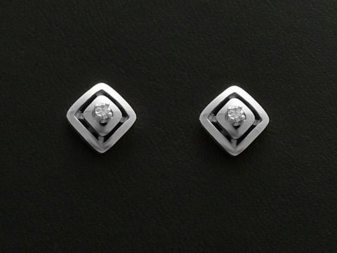 Weißgold Ohrstecker dreams mit Diamant Ohrringen, Hersteller Juwelier Harnisch, elegantes Design mit stilvollen Details und funkelndem Diamanten im Mittelpunkt.