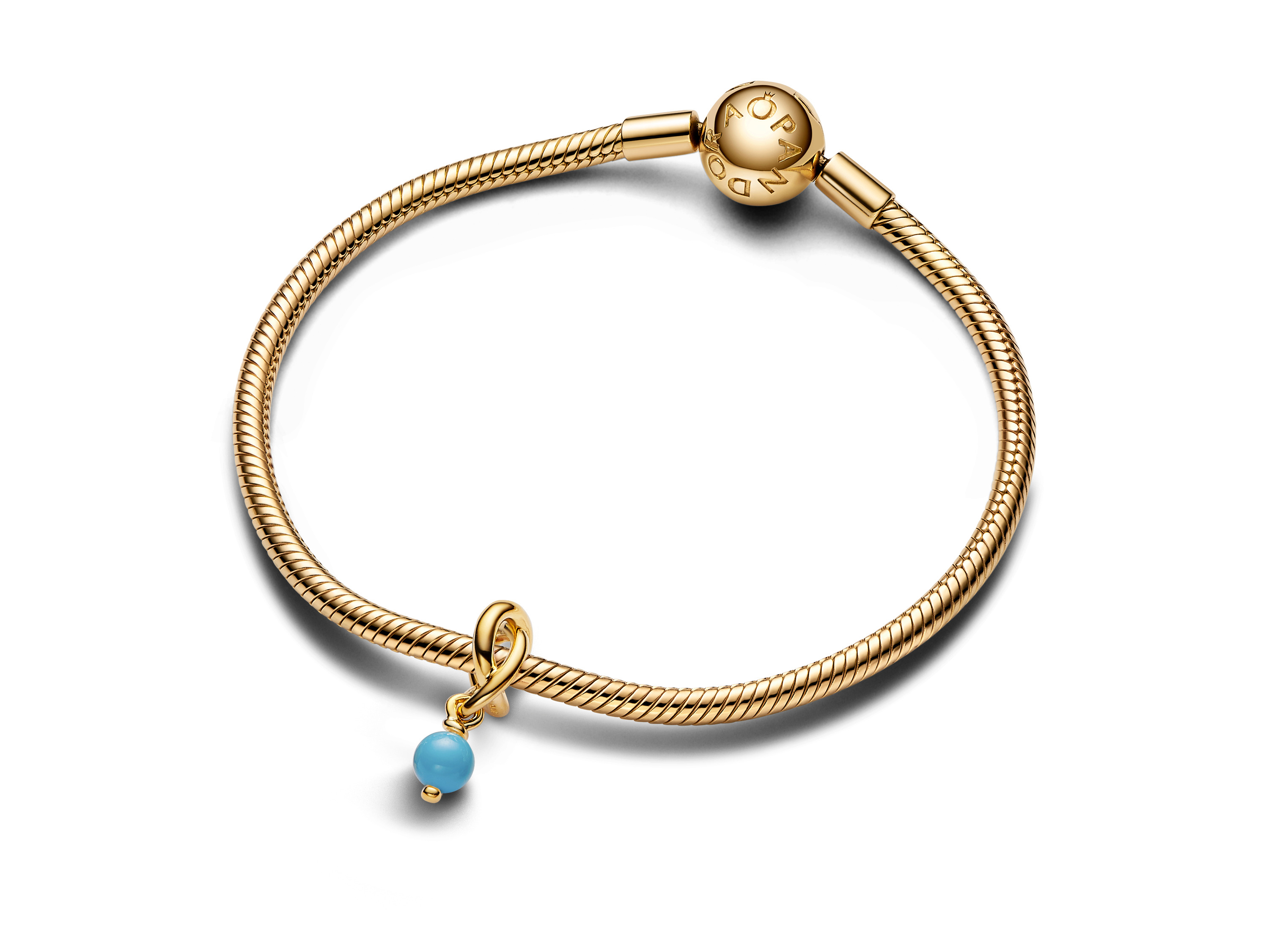Pandora Monatsstein 763462C12 für Dezember, ausgestattet mit einem türkisch-blauen Kristall und einem vergoldeten Gelbgold-Armband, elegantes Design ideal für stilvolle Akzente.