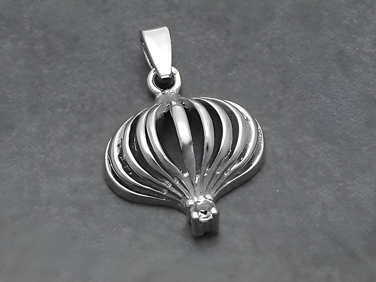 Silber Anhänger rhodiniert 16x14mm in außergewöhnlicher Form, gefertigt von Juwelier Harnisch, mit Platz für Synth. Spinell und weiteren Steinen, ideal als schmückendes Accessoire.