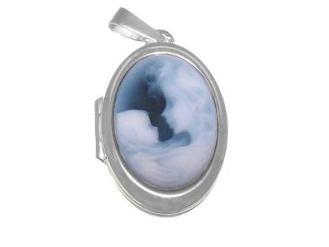 Silber Medaillon mit rhodiniertem Rahmen, gestaltet mit einer Achat Gemme, die ein Mutter und Kind Motiv zeigt, Hersteller Juwelier Harnisch, elegant und zeitlos.