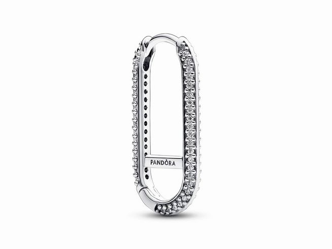 Ein eleganter, ovaler Ohrring von Pandora aus Sterling Silber mit Pavé-Zirkonia auf der Oberfläche, ideal für stilvolle Akzente.
