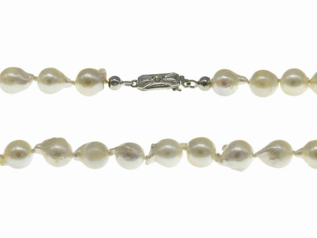 Perlenkette aus Akoya-Zuchtperlen in Barockform, Größe 7-7,5 mm, in Weiß und Creme, mit einem Silberverschluss, klassische Eleganz, 43 cm lang, Hersteller Juwelier Harnisch.