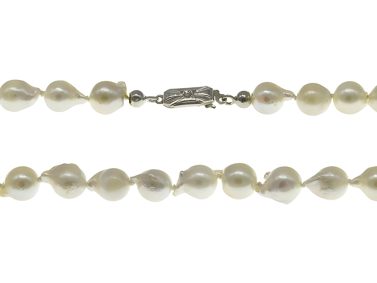 Perlenkette aus Akoya-Zuchtperlen in Barockform, Größe 7-7,5 mm, in Weiß und Creme, mit einem Silberverschluss, klassische Eleganz, 43 cm lang, Hersteller Juwelier Harnisch.