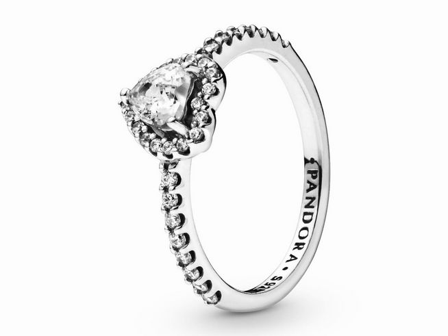 Ein eleganter Herzring aus Sterling Silber von Pandora, verziert mit funkelnden Zirkonia, Größe 58, bringt romantischen Glanz und zeitlose Eleganz.