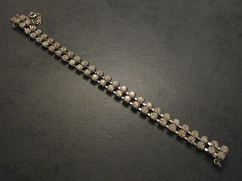 Strass Armband in Weiß, 18,5 cm lang, silberfarben und modern, hergestellt von Juwelier Harnisch, ideal für stilvolle Anlässe. Ein elegantes Schmuckstück aus Strass.