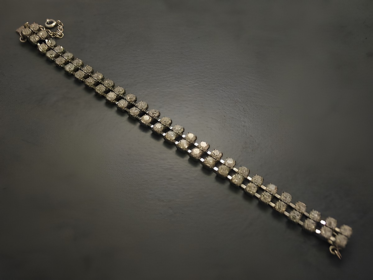 Strass Armband in Weiß, 18,5 cm lang, silberfarben und modern, hergestellt von Juwelier Harnisch, ideal für stilvolle Anlässe. Ein elegantes Schmuckstück aus Strass. – Ansicht 2