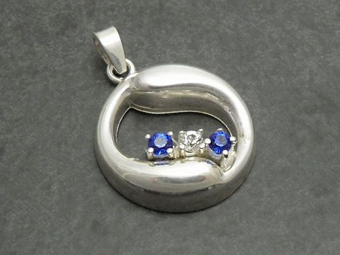 Silber Anhänger -City- 20x16mm mit zwei runden, synth. Spinell in Blau und einem weiteren Stein, Hersteller: Juwelier Harnisch, elegantes Design für stilvolle Akzente.
