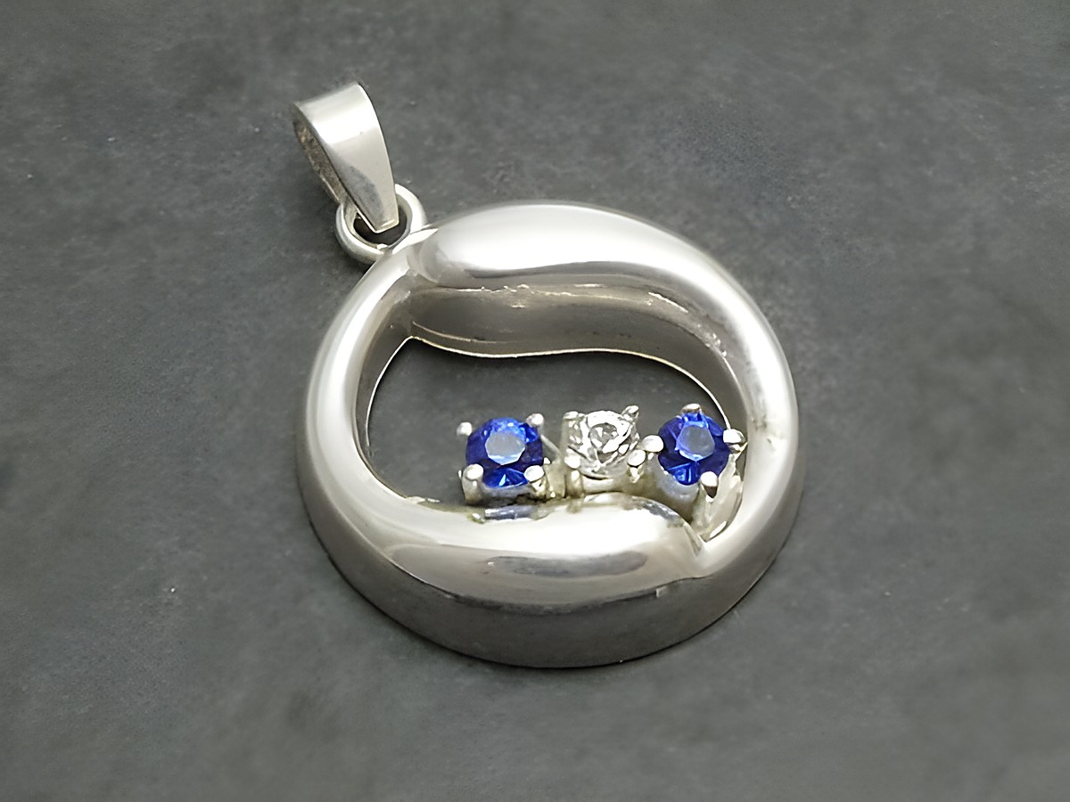 Silber Anhänger -City- 20x16mm mit zwei runden, synth. Spinell in Blau und einem weiteren Stein, Hersteller: Juwelier Harnisch, elegantes Design für stilvolle Akzente.