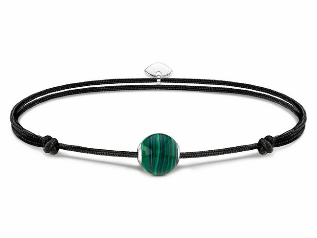 Armband aus schwarzem Textil mit einem runden Karma Bead in imitierter Malachitfarbe, silberne Verschlussdetails, passend für Handgelenke bis 22 cm.