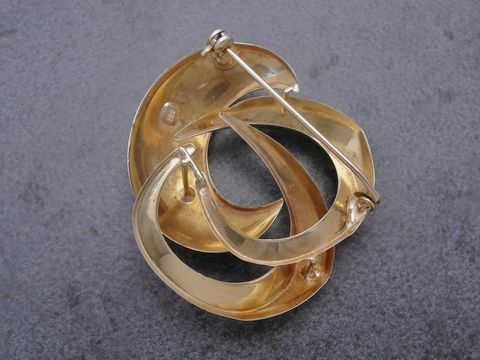 Gold Brosche - elegant - Gold 585 - Anstecknadel, Hersteller: Juwelier Harnisch, Broschen in geschwungener Form mit glänzenden Oberflächen und feinen Details.