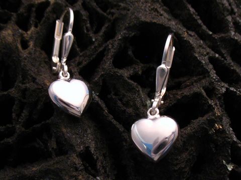 Ohrringe Herzen aus Sterling Silber, hängend, ohne Stein, hergestellt von Juwelier Harnisch. Die Ohrhänger haben eine glatte, glänzende Oberfläche und sind in Herzform gestaltet.