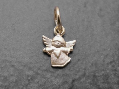 Engel-Anhänger mit Herz aus Gold, schnuckelig und filigran gestaltet, Hersteller Juwelier Harnisch, ideal als Geschenk oder für den persönlichen Schmuck.