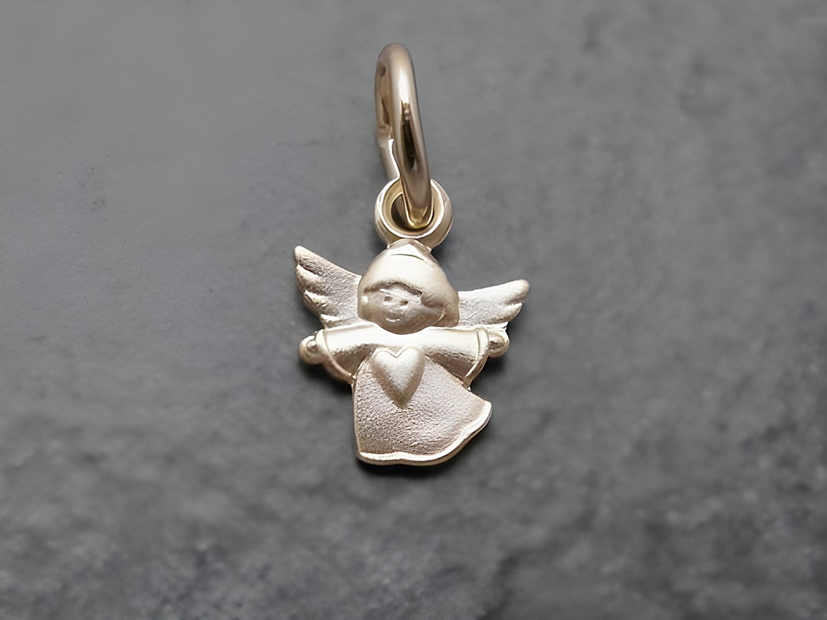 Engel-Anhänger mit Herz aus Gold, schnuckelig und filigran gestaltet, Hersteller Juwelier Harnisch, ideal als Geschenk oder für den persönlichen Schmuck.