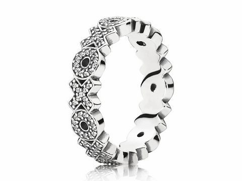 Silberner Zirkonia Ring von Pandora mit der Gravur XOXO in Größe 50, verziert mit funkelnden Zirkonia-Steinen für eleganten Schmuck.