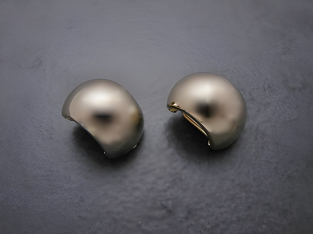 CLIP Creolen aus Gold 333, poliert, von Juwelier Harnisch, präsentieren sich elegant und zeitlos als Ohrclips, ideal für jeden Anlass.