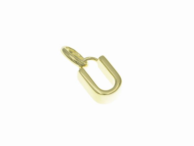 Anhänger aus poliertem Sterling Silber in Form des Buchstaben U, vergoldet in Gelbgold, hergestellt von Juwelier Harnisch.