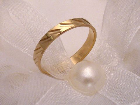 Trauring Ehering NOBLE aus Gold 333 in Größe 53/16,9, Hersteller Juwelier Harnisch, bis Größe 54/17,2, geprägtes Muster und elegante Ausstrahlung, auf einem weißen Untergrund mit einer Perle.