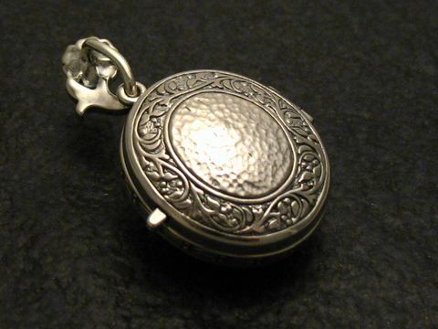 Medaillon Onyx königlich nostalgisch aus Sterling Silber, hergestellt von Juwelier Harnisch, verziert mit feinen Details und einem edlen Stein, elegant und zeitlos gestaltet.