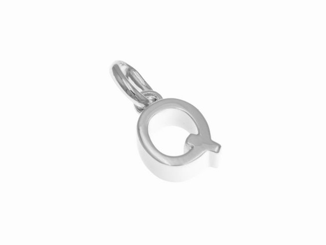 Anhänger aus poliertem Sterling Silber in Form des Buchstabens Q, hergestellt von Juwelier Harnisch. Elegant und zeitlos, ideal für vielfältige Schmuckkombinationen.