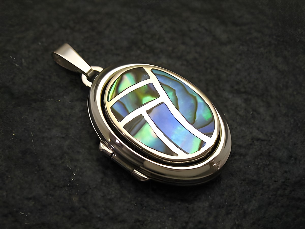 Perlmutt in Silber Medaillon mit Cabochon aus Sterling Silber, kunstvoll gearbeitet vom Juwelier Harnisch, zeigt ein elegantes Design mit schimmernden Farbnuancen im Innenteil.