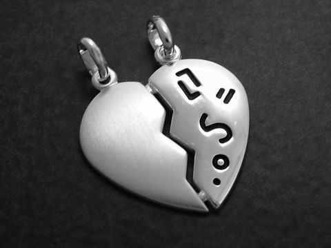 Herz Partneranhänger aus Sterling Silber für Verliebte, hergestellt von Juwelier Harnisch, mit einem einzigartigen gebrochenen Design, symbolisiert die Verbundenheit zweier Herzen.