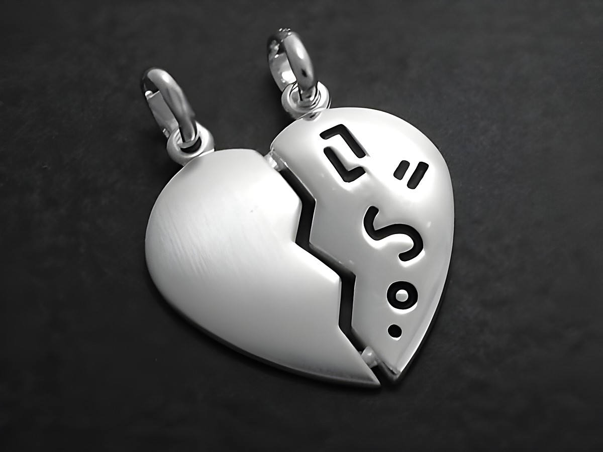 Herz Partneranhänger aus Sterling Silber für Verliebte, hergestellt von Juwelier Harnisch, mit einem einzigartigen gebrochenen Design, symbolisiert die Verbundenheit zweier Herzen.