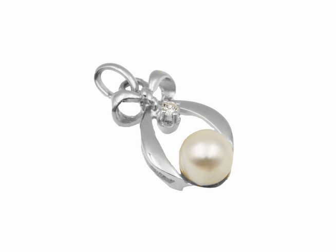 Zuchtperle und Diamant in Weißgold Anhänger 333 vom Juwelier Harnisch, elegantes und zeitloses Schmuckstück mit einer runden, schimmernden Perle und funkelndem Diamant.