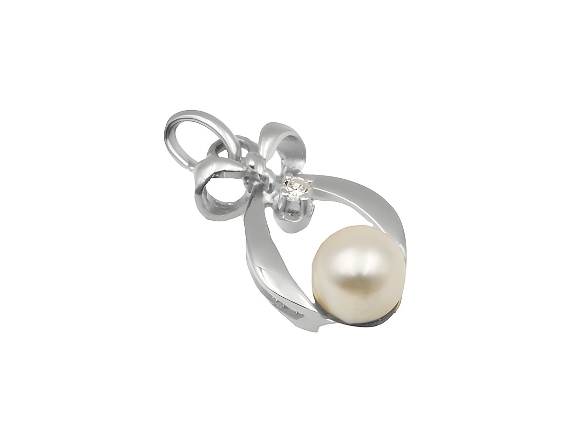 Zuchtperle und Diamant in Weißgold Anhänger 333 vom Juwelier Harnisch, elegantes und zeitloses Schmuckstück mit einer runden, schimmernden Perle und funkelndem Diamant.