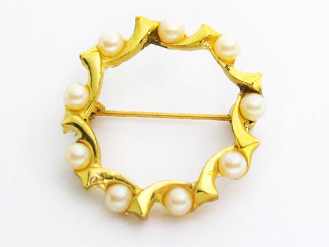 60082-0 Brosche im Sexy City Look aus Gold mit Zuchtperl Imitationen, hergestellt von Juwelier Harnisch, eleganter Modeschmuck für stilvolle Akzente.