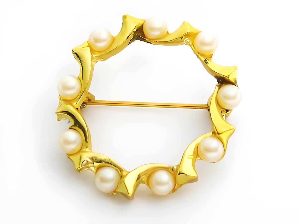 Brosche im Sexy City Look aus Gold mit Zuchtperl Imitationen, hergestellt von Juwelier Harnisch, eleganter Modeschmuck für stilvolle Akzente.