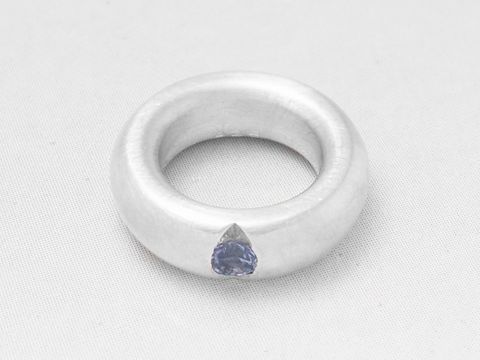 Taufring aus mattem Sterling Silber mit einem blauen Zirkonia, Hersteller Juwelier Harnisch. Elegant und schlicht gestaltet, ideal als Taufgeschenk oder für besondere Anlässe.