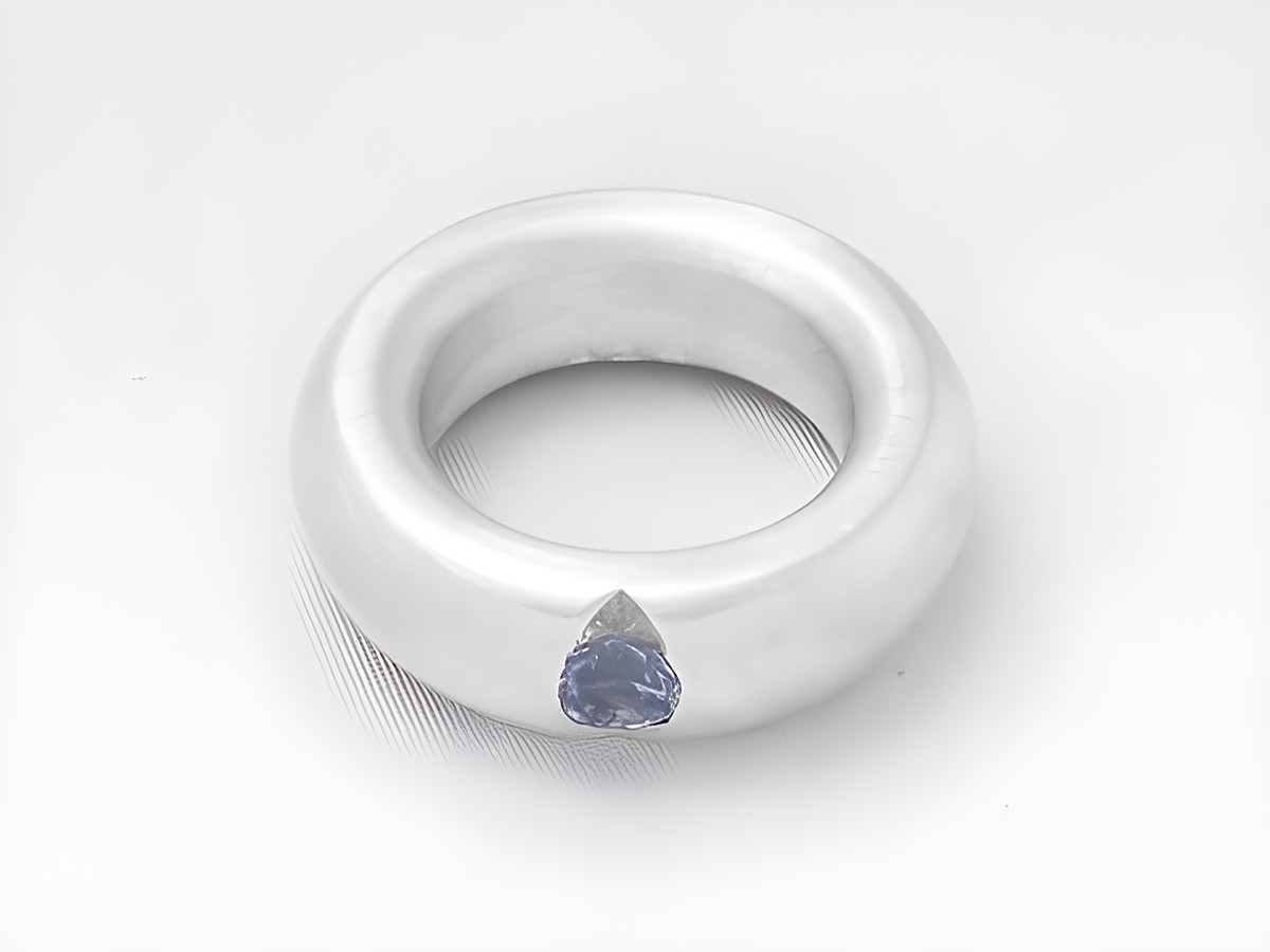 Taufring aus mattem Sterling Silber mit einem blauen Zirkonia, Hersteller Juwelier Harnisch. Elegant und schlicht gestaltet, ideal als Taufgeschenk oder für besondere Anlässe.
