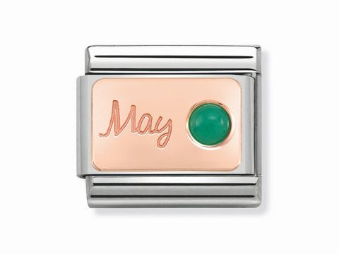 443050805-0 Monatsstein Rosé mit grünem Smaragd für Mai von Nomination, eleganter Schmuckanhänger mit dem Wort Mai in geschwungener Schrift auf roséfarbenem Hintergrund.