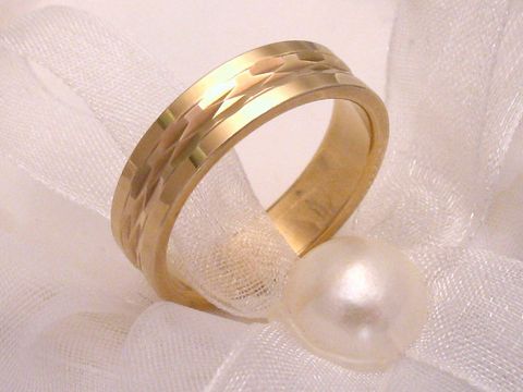 Trauring Ehering PRECIOUS aus Gold 333 in Größe 54/17,2, mit eleganten Mustern verziert und umgeben von zartem Organza und einer Perle, Hersteller Juwelier Harnisch.