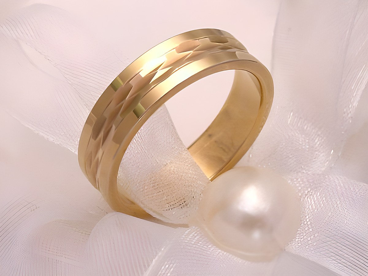 Trauring Ehering PRECIOUS aus Gold 333 in Größe 54/17,2, mit eleganten Mustern verziert und umgeben von zartem Organza und einer Perle, Hersteller Juwelier Harnisch.