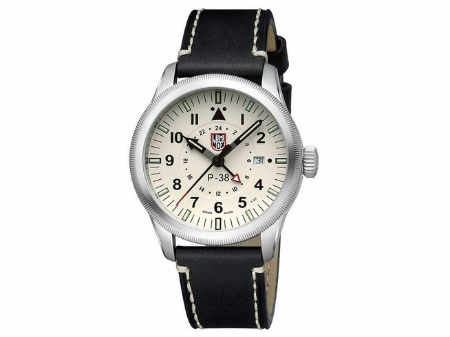 Luminox XA.9527 P-38 LIGHTNING GMT 9520 SERIES Uhr mit schwarzem Lederarmband, silberner Edelstahl-Lünette, weißem Zifferblatt und markanten schwarzen sowie roten Akzenten.