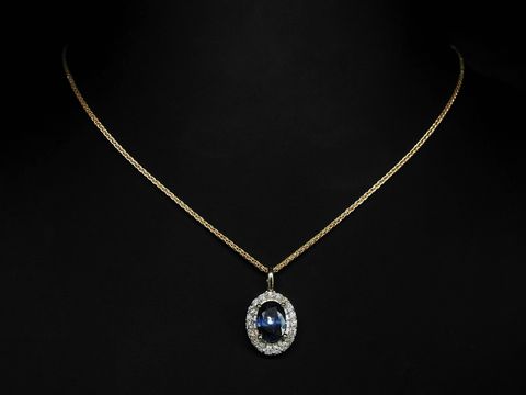 Ein hinreißendes Gold Collier mit Zopfstruktur, 45 cm lang, aus 585 Gold, mit einem Brillant- und Saphirmittelteil, hergestellt von Juwelier Harnisch.