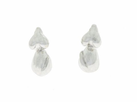 Ohrringe Stecker in Form eines niedlichen Hundes aus rhodiniertem Silber, hergestellt von Juwelier Harnisch, ideal für Kinder.