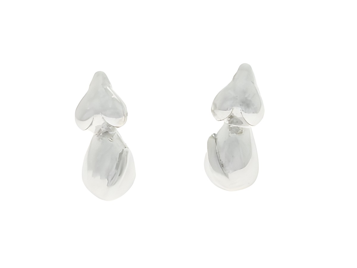 Ohrringe Stecker in Form eines niedlichen Hundes aus rhodiniertem Silber, hergestellt von Juwelier Harnisch, ideal für Kinder.