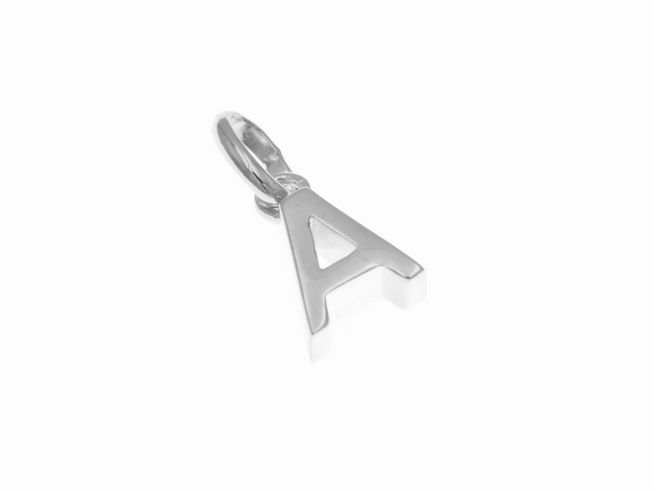 Anhängering aus poliertem Sterling Silber in Form des Buchstabens A, hergestellt von Juwelier Harnisch. Ideal als personalisiertes Schmuckstück oder Geschenk.