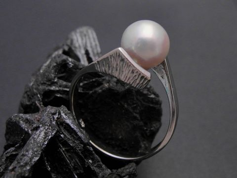 Weißgold Perlen Ring pompös Gr. 58 Zuchtperle 8 mm Weißgold 585 Hersteller Juwelier Harnisch bis Gr. 58/18,5 eleganter Ring mit einer großen Perle auf strukturiertem Band.