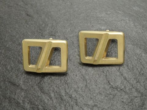 20241-0 Moderne vergoldete Manschettenknöpfe im Design von Juwelier Harnisch, goldfarben mit geometrischen Formen, perfekt für elegante Anlässe oder als stilvolles Accessoire.