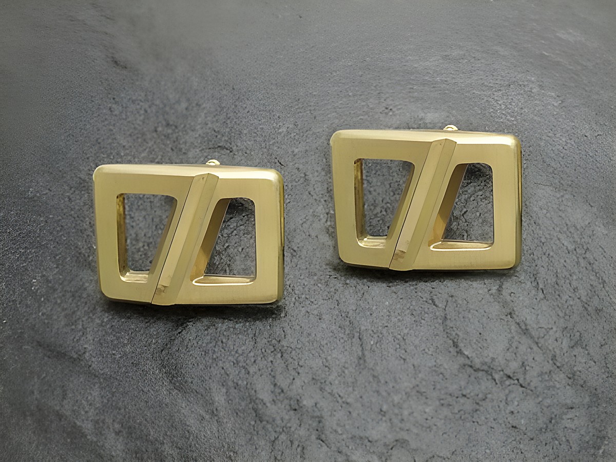 Moderne vergoldete Manschettenknöpfe im Design von Juwelier Harnisch, goldfarben mit geometrischen Formen, perfekt für elegante Anlässe oder als stilvolles Accessoire.