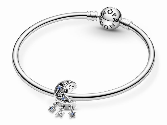 Eleganter Pandora Charm aus Sterling Silber mit einem Mond- und Sternmotiv, verziert mit bunten Kristallen und hängenden Sternen für ein funkelndes Design.
