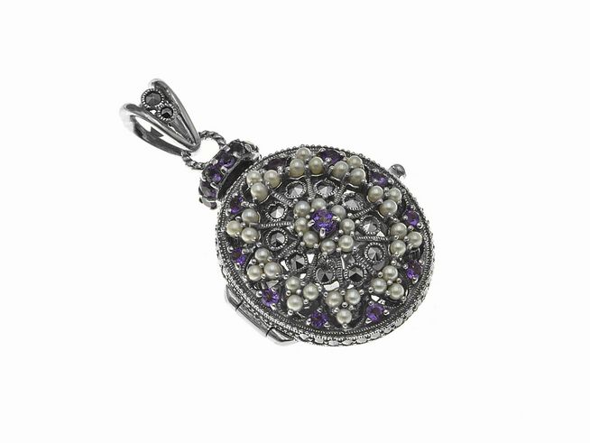 Runder Medaillon aus Amethyst und Sterling Silber, verziert mit nostalgischen Perlen und filigranen Mustern, hergestellt von Juwelier Harnisch, ideal für elegante Anlässe.
