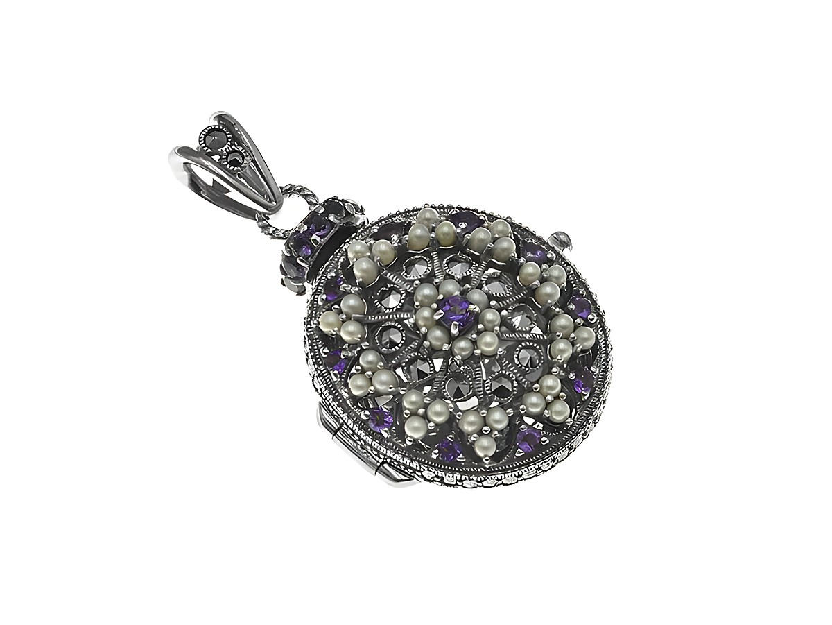 Runder Medaillon aus Amethyst und Sterling Silber, verziert mit nostalgischen Perlen und filigranen Mustern, hergestellt von Juwelier Harnisch, ideal für elegante Anlässe.