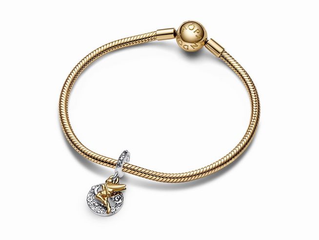Pandora Disney Charm Anhänger 762517C01 zeigt Tinker Bell in himmlischer Nacht, gefertigt aus Silber mit Gelbgold Vergoldung, perfekt für jeden Charm-Armband.