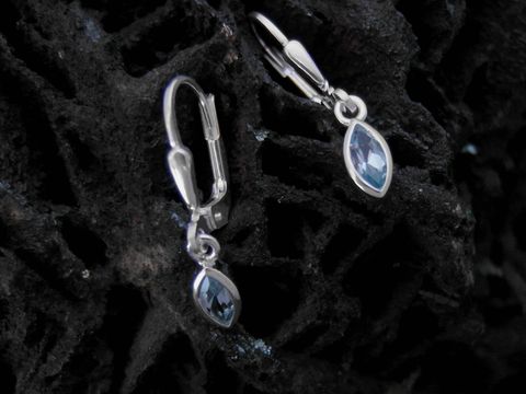 Blautopas Ohrhänger aus Sterling Silber von Juwelier Harnisch, elegant und funkelnd, mit einem klaren Stein in marquise Form, perfekt für jedes Outfit.